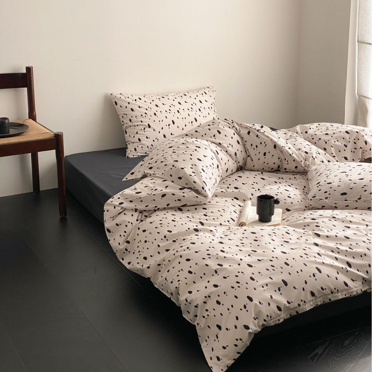 Shabby-Chic Baumwollsatin-Bettgarnitur mit Rüschenvolant und Aquarellrosen-Print