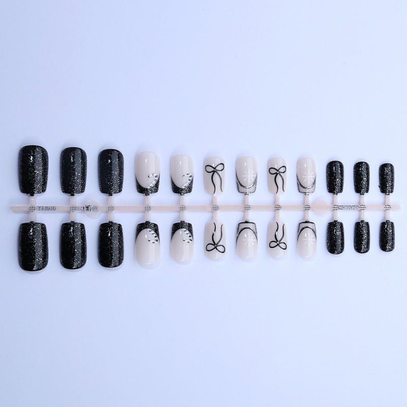 Festliche, mit Strass verzierten Press-On-Nail-Art