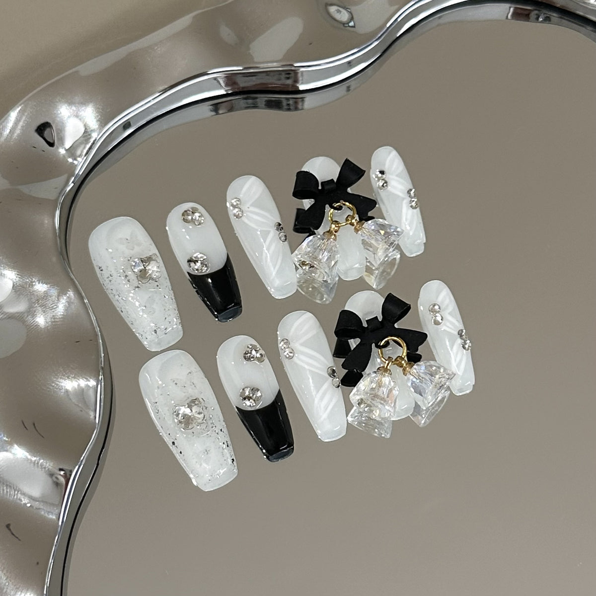 Elegantes mit Strass verziertes Press-On Nagelkunstset