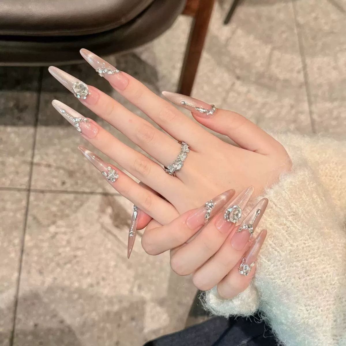 Kunstnagelset mit eleganten Spitzen und glamourösen Strassakzenten Brehn