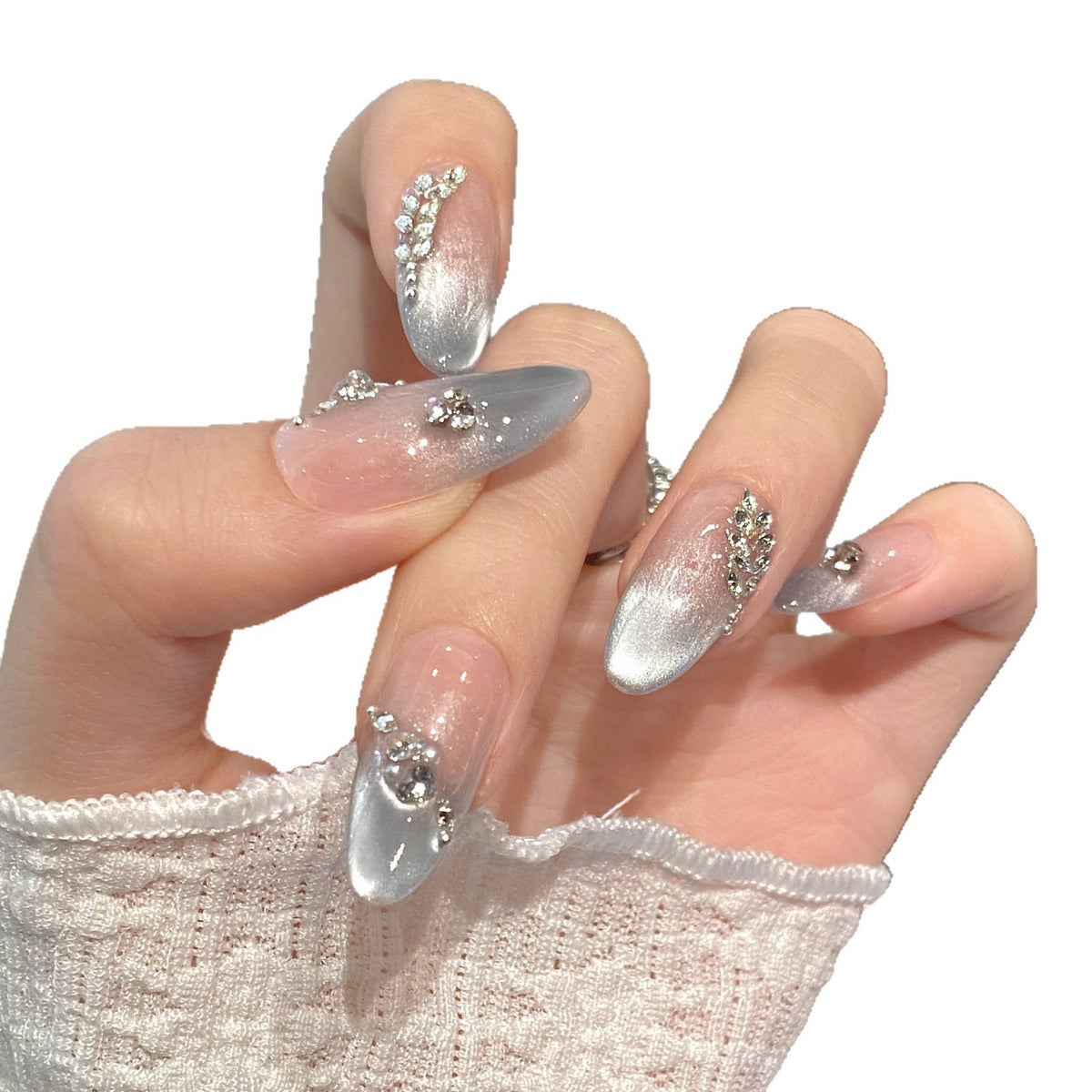 Künstlerisches romantisches Press-On Nagelset mit Edelsteinakzenten