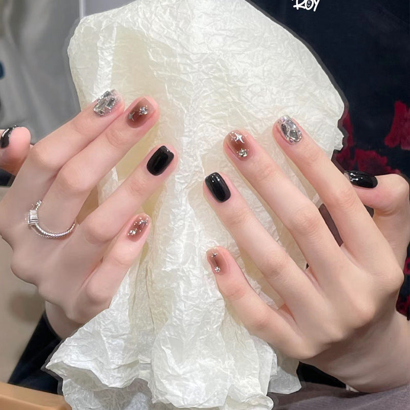 Künstlerisches Press-On-Nagelset mit glamourösen metallischen Akzenten Brehn