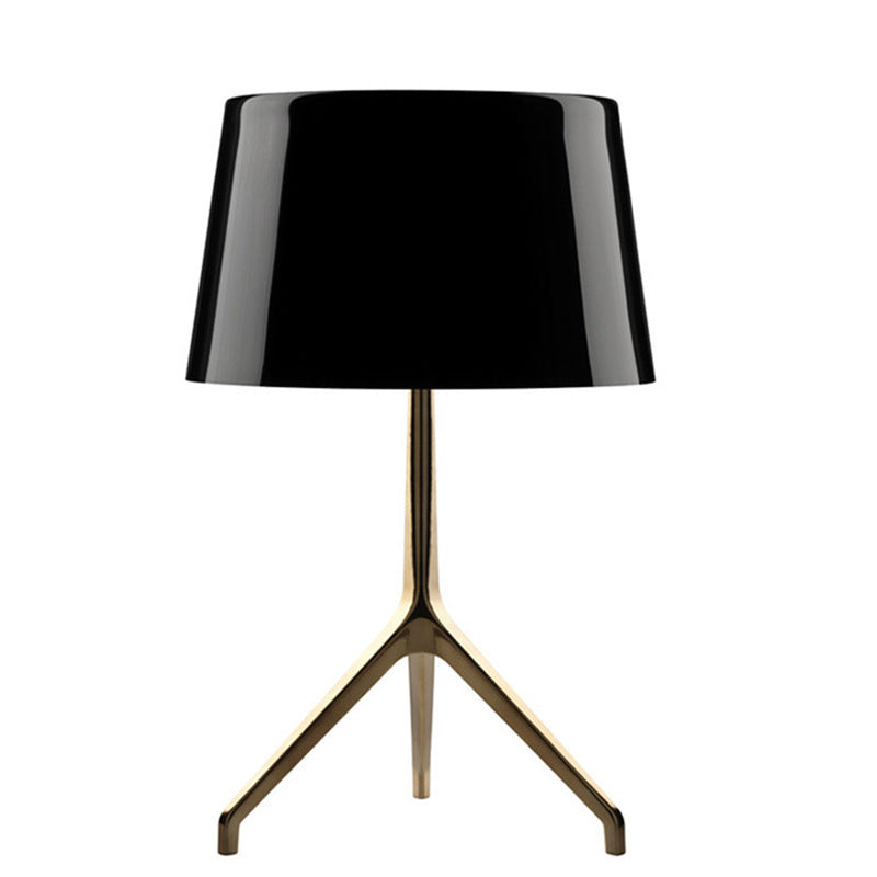 Moderne Tischlampe mit schlanker Metallbasis