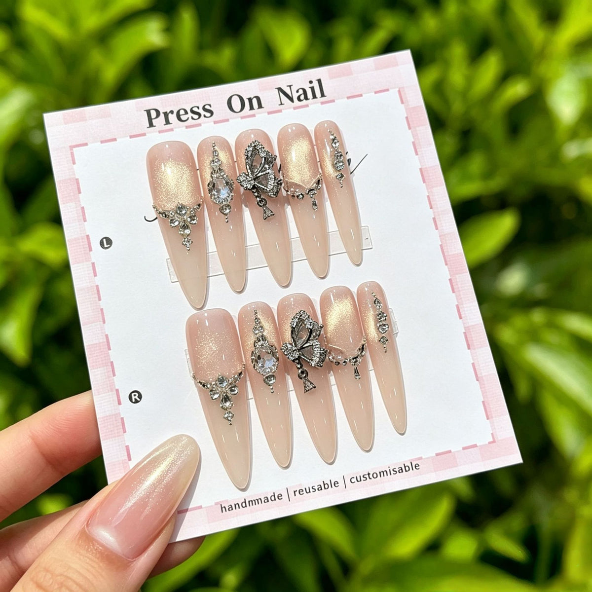 Dekoratives wiederverwendbares Press-On-Nagelset mit Strassakzenten