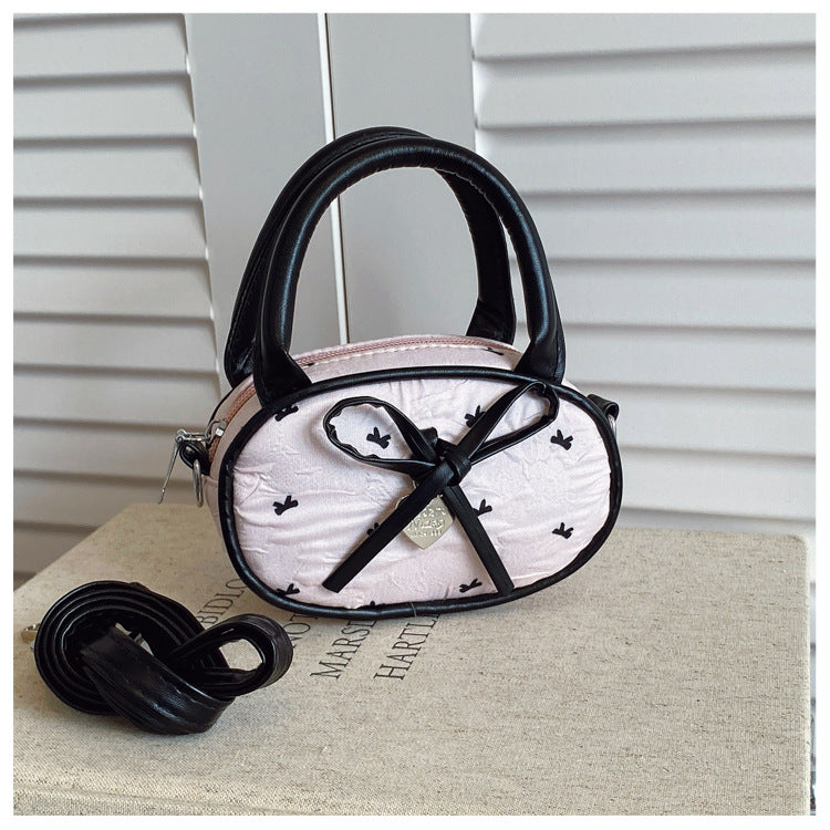 Gepolsterte Mini-Handtasche mit Herzdetail Brehn