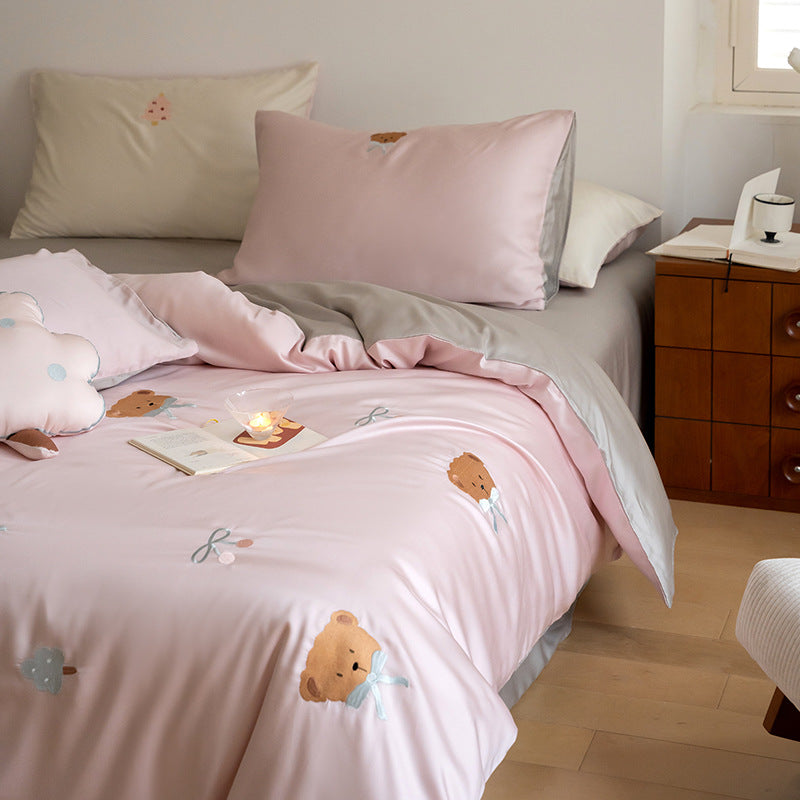 Luxuriöses Satin-Bettwäsche-Set mit gestickten Kirschmotiven, Wendefunktion und Plüsch-Hasenkissen