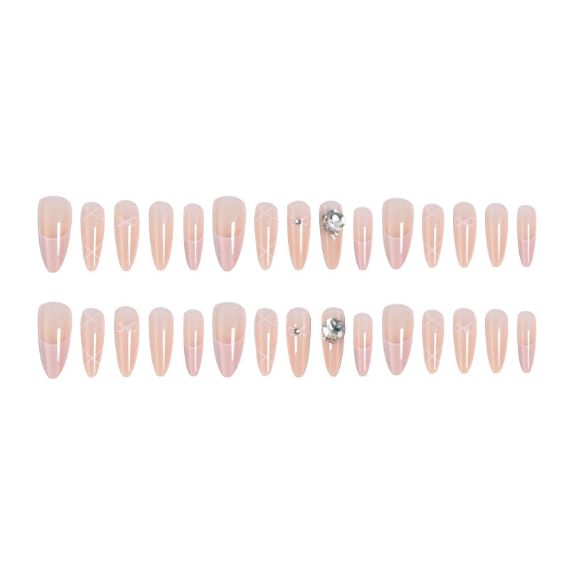 Kunstnagelset mit elegantem Design und traumhaften 3D-Applikationen Brehn