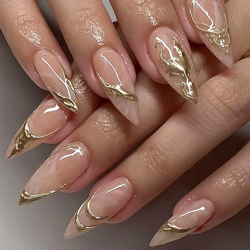 Elegante Stiletto Press-On Nagelkunst mit goldenen Akzenten Brehn