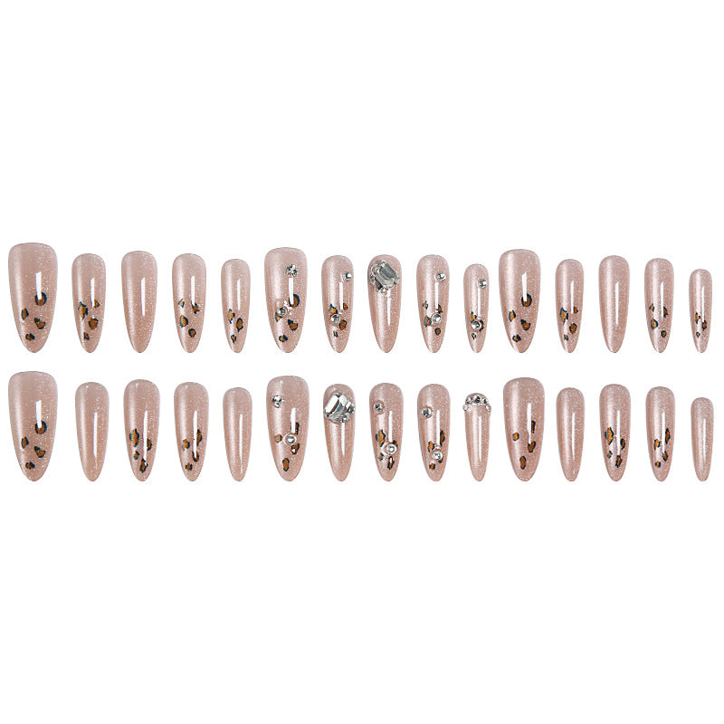 Glamouröses Kunstnagelset mit lustigem Leoparden-Muster und glitzernden Akzenten Brehn