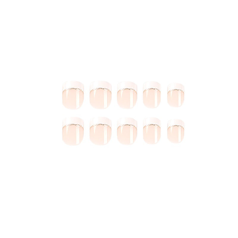 Kunstvolle Nagelverlängerungen mit elegantem French-Tip und Goldakzenten Brehn