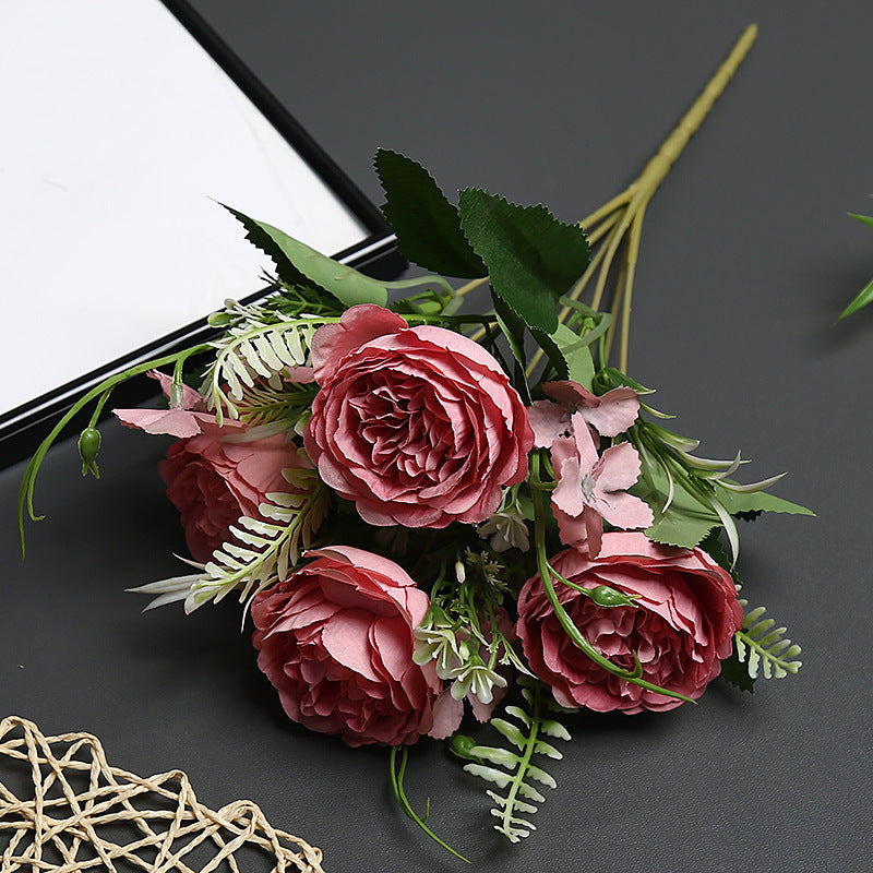 Dekorative Blumenarrangement für den Innenbereich