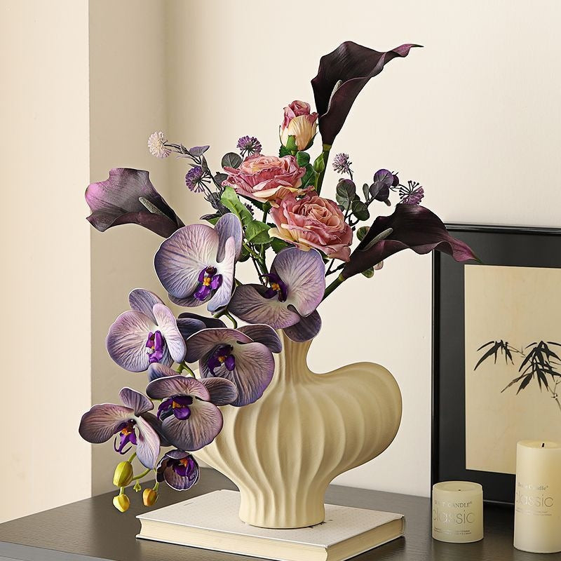 Eleganter künstlicher Blumenstrauß