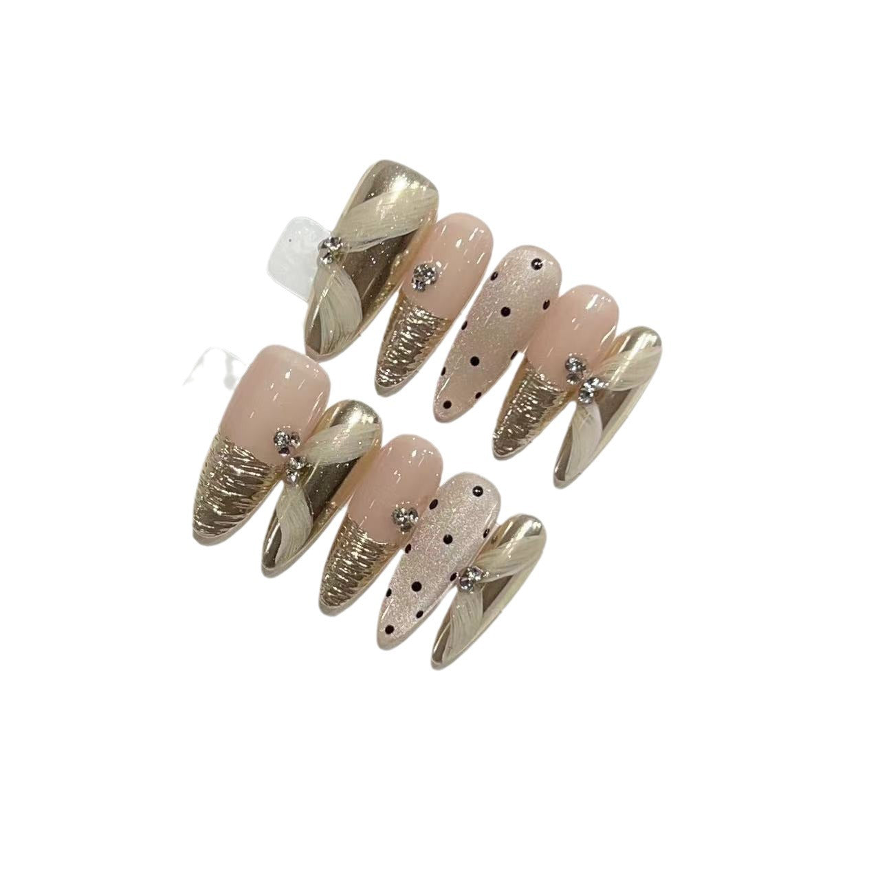 Luxuriöses Press-On Nagelkunst-Set mit eleganten metallischen Akzenten Brehn