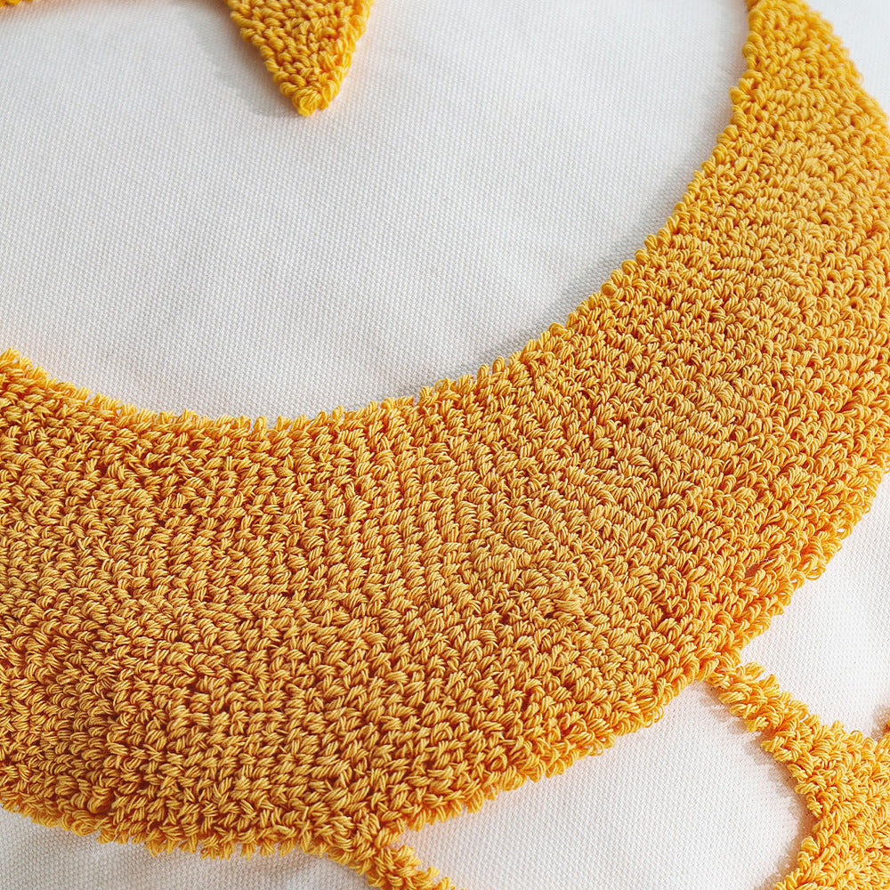 Quadratischer Kissenbezug mit reliefiertem Mond‑und‑Stern‑Tufting aus Chenille Brehn
