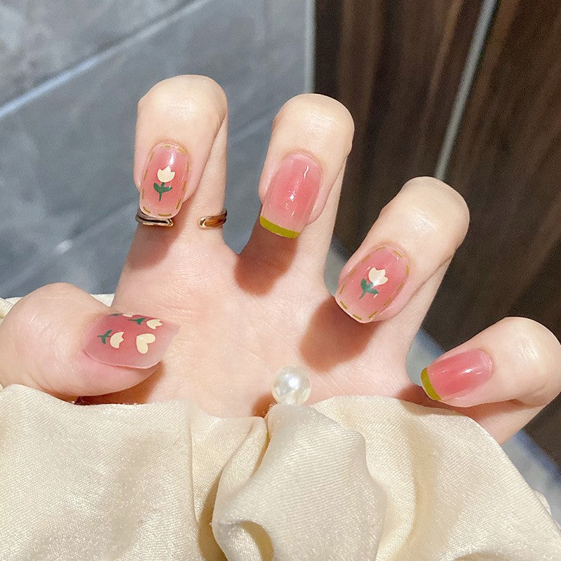 Kunstvolle Nagelverlängerungen mit floralen Akzenten Brehn
