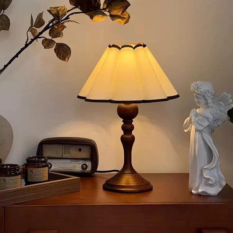 Klassische Stoffschirm-Tischlampe