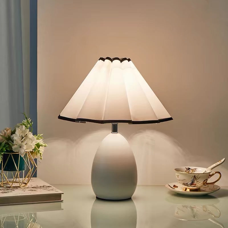 Elegante Tischlampe mit plissiertem Schirm