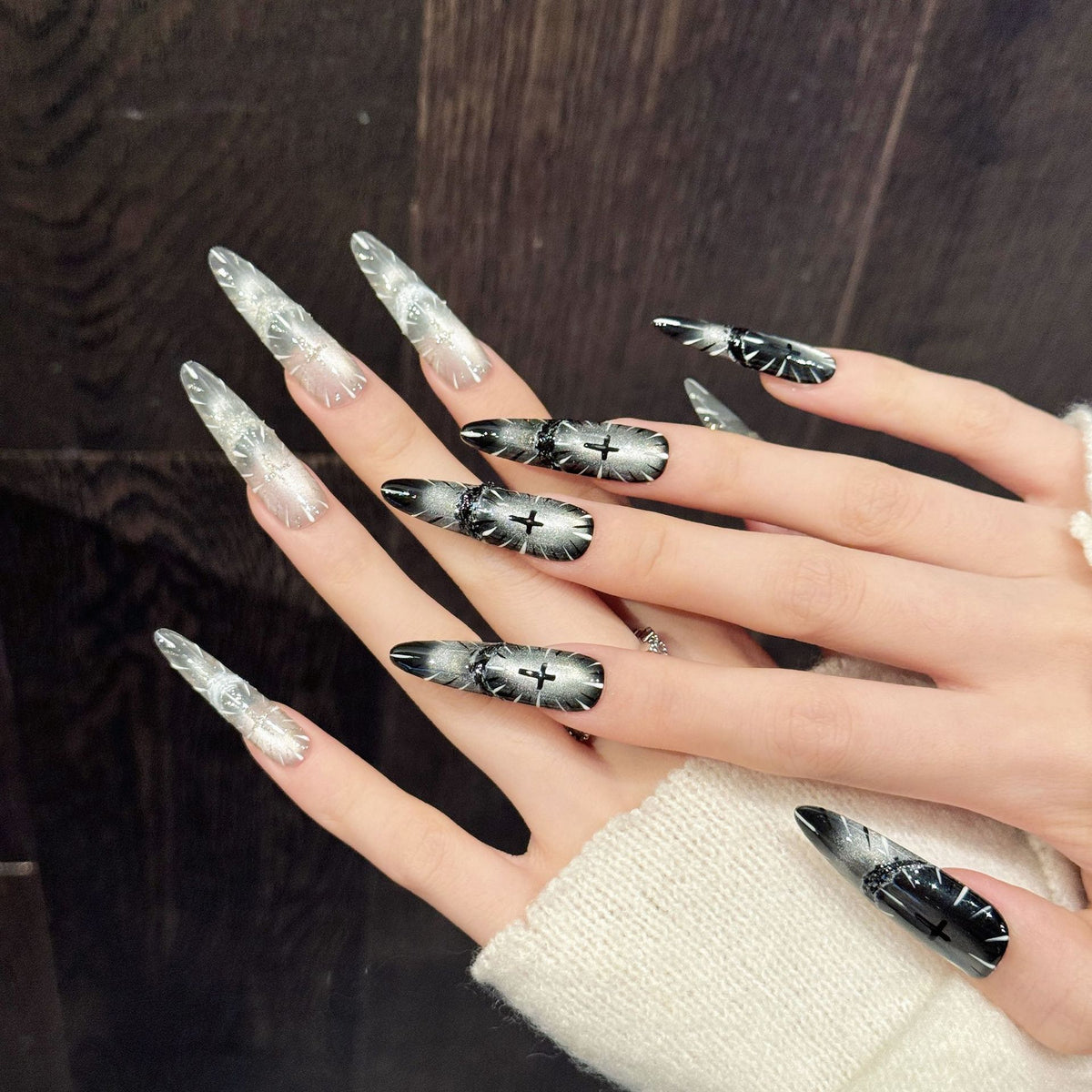 Künstlerisches Press-On-Nagelset mit detaillierten Blumenmustern