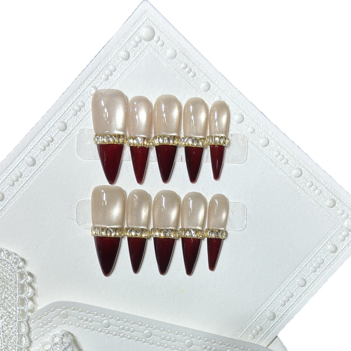 Glamouröses Stiletto Press-On Nail Art Set mit goldenen Akzenten Brehn