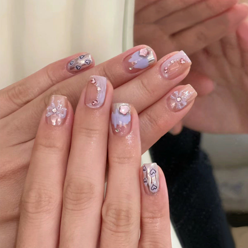 Künstlerisches Press-On-Nagelset mit Blumen- und Herzdesigns Brehn