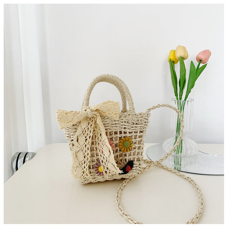 Verspielte Korbtasche mit Floralen Applikationen Brehn