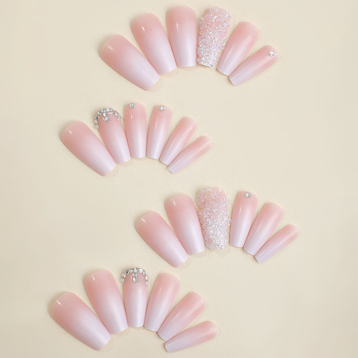 Kunstnagelset mit eleganten Glitzer- und Blütenverzierungen Brehn
