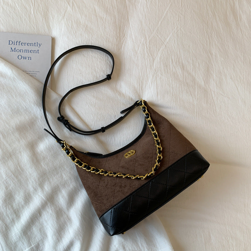 Gepolsterte Wildleder Schultertasche Brehn