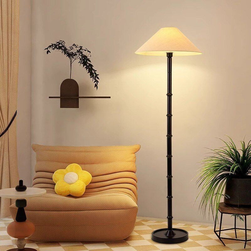 Elegante Tischlampe mit klassischem Schirmdesign