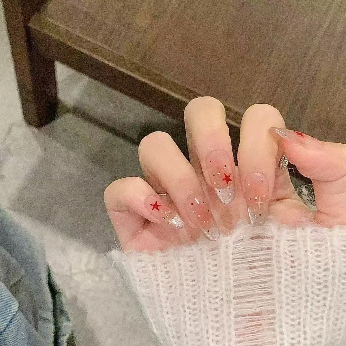 Elegante mit Sternen verzierte Nagelverlängerungen Brehn