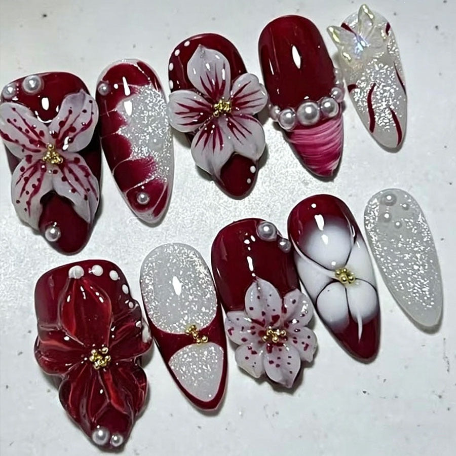 Elegante Künstliche Nail Art mit floralem Design und 3D-Verzierungen Brehn