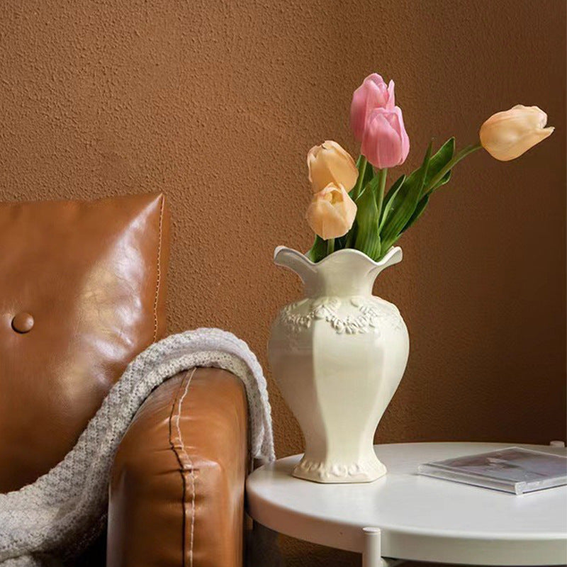 Dekorative mit Blumen verziert Keramikvase zur Präsentation