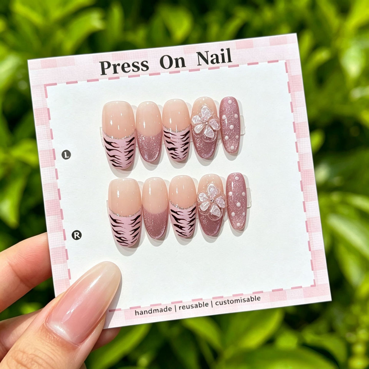 Künstlerisches Press-On Nagel Set mit anpassbarem floralem und Tigerstreifen Design