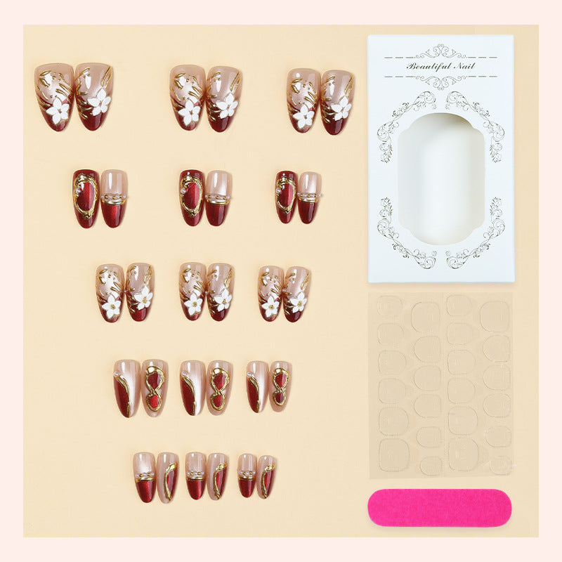 Kunstnagelset mit floralen und glamourösen Goldverzierungen Brehn