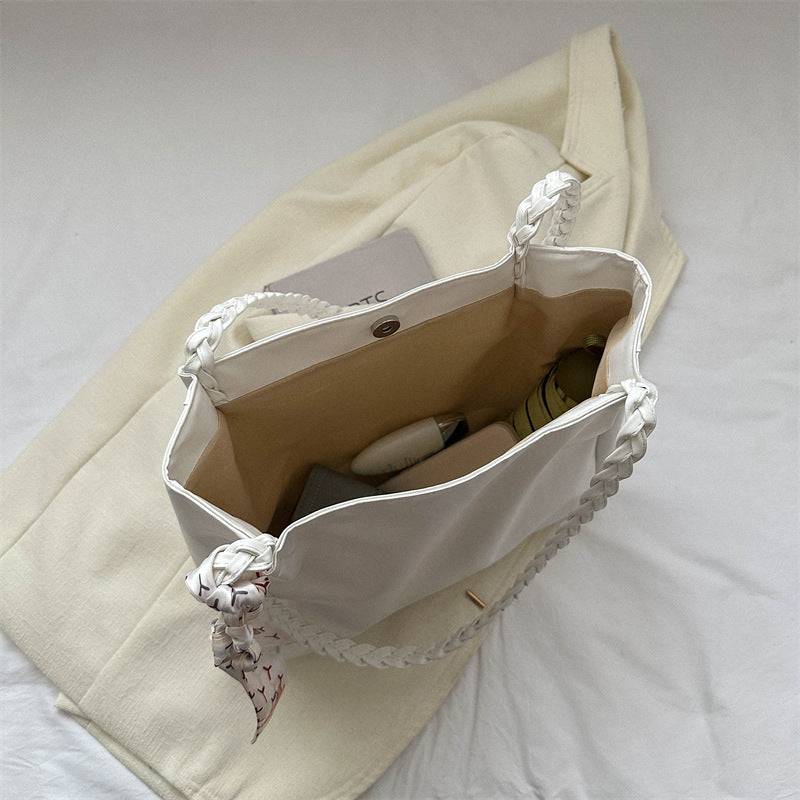 Glänzende Kunstleder Shopper Tasche mit geflochtenen Trägern