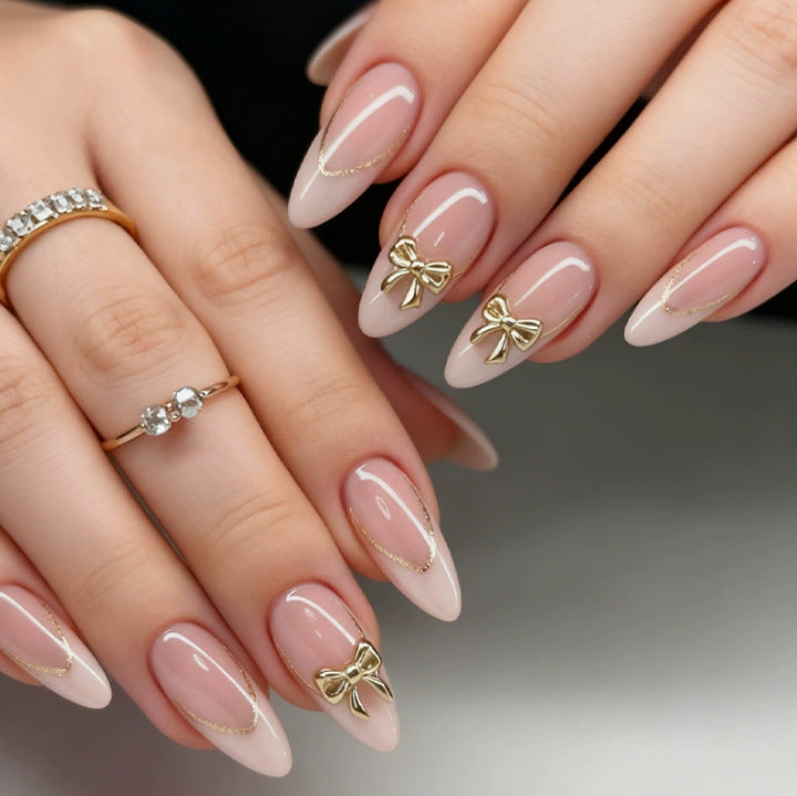 Kreatives Stiletto Kunstnagelset mit Goldverzierungen und transparentem Finish Brehn