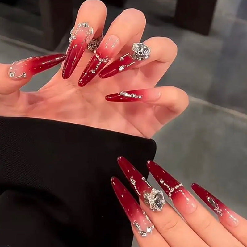 Kunstnägel mit eleganten Glitzer- und Schmuckakzenten Brehn