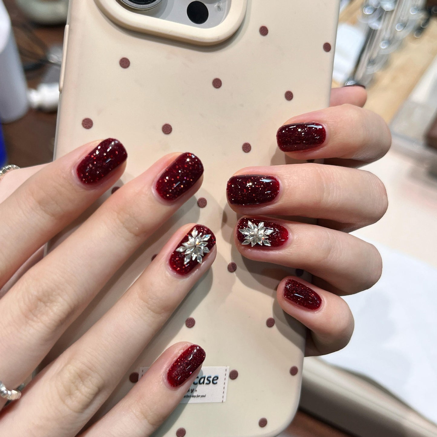 Glamouröse Kunstnägel mit Strass-Applikationen Brehn