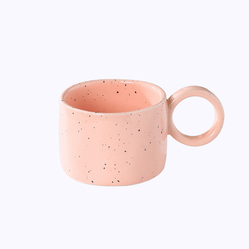 Keramik-Tasse mit herzförmigem Henkel und Sprenkel-Design