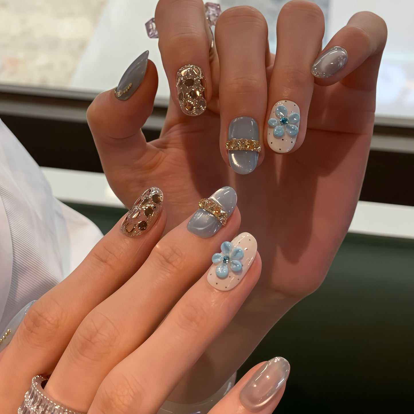 Kunstnägel mit Luxuriösen Glitzerdetails und Floralen Akzenten Brehn