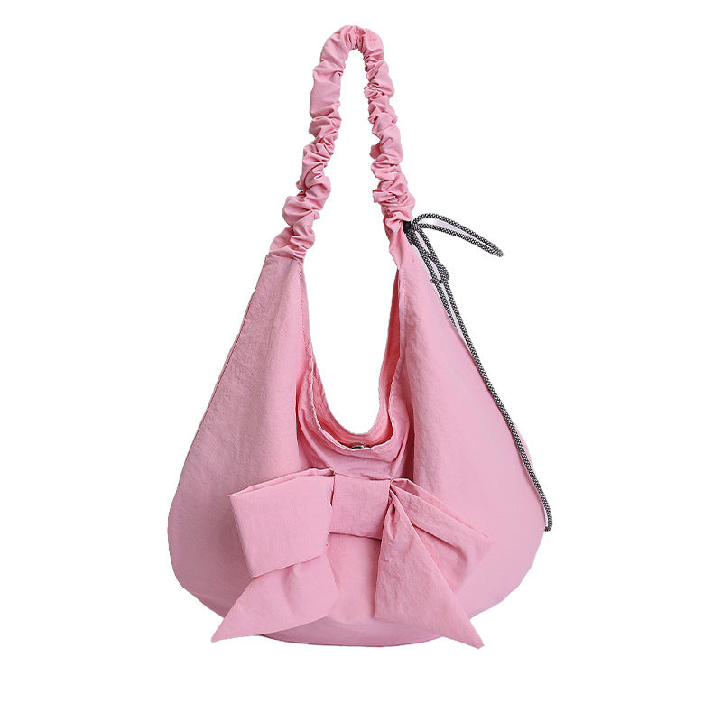 Schultertasche mit Schleifenverzierung