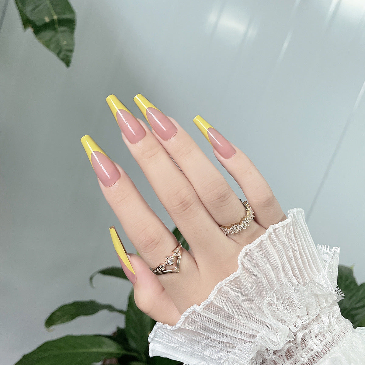 Elegantes Stiletto-Press-On-Nagelset mit zweifarbigen Design Brehn