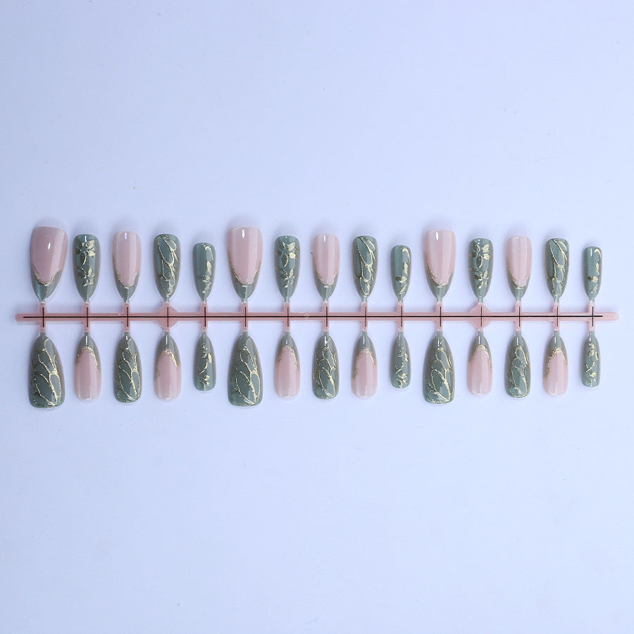 Künstlerisches Nagelkunst-Set mit Gold- und Blattdesign Brehn