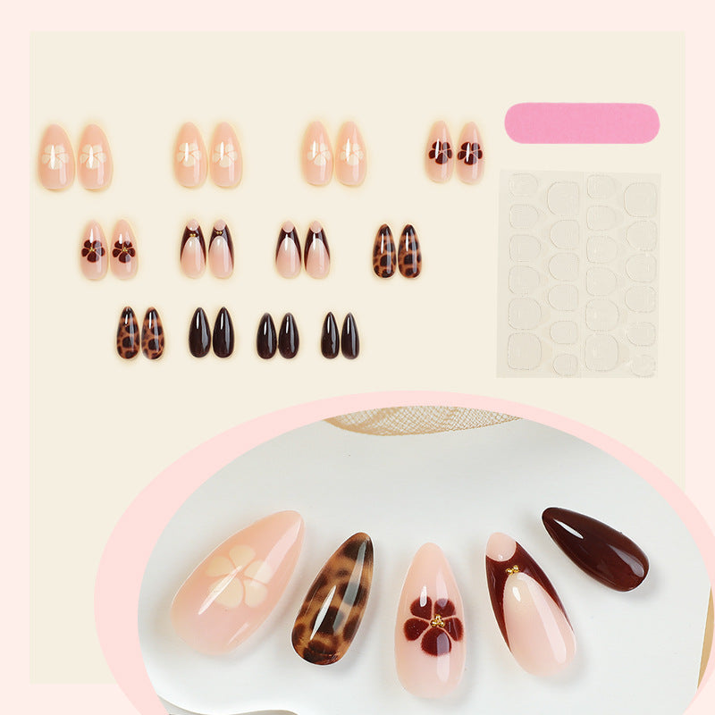 Künstlerisches Press-On-Nagelset mit floralen und tierischen Drucken Brehn