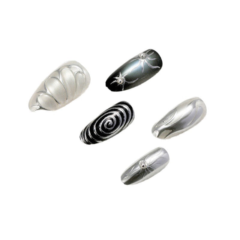 Kunstnägel mit Metallic-Effekten und komplexen Designs Brehn