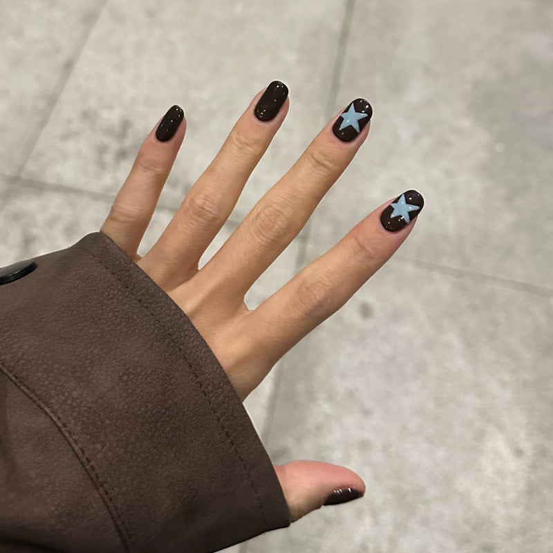 Künstlerische Nagelkunst mit Sternmotiven Brehn