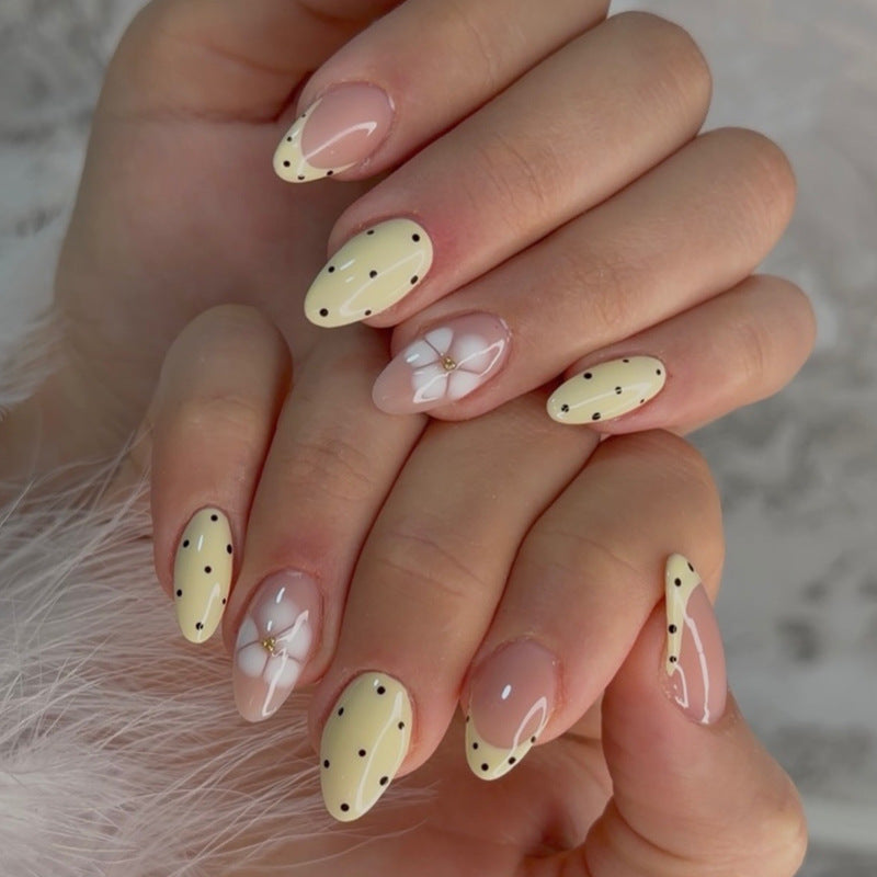 Elegantes Blumendesign für Press-On Nägel Brehn