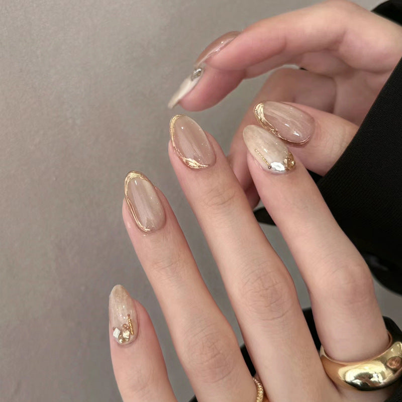 Elegante glänzende Press-On-Nagelset mit goldenen Akzenten Brehn
