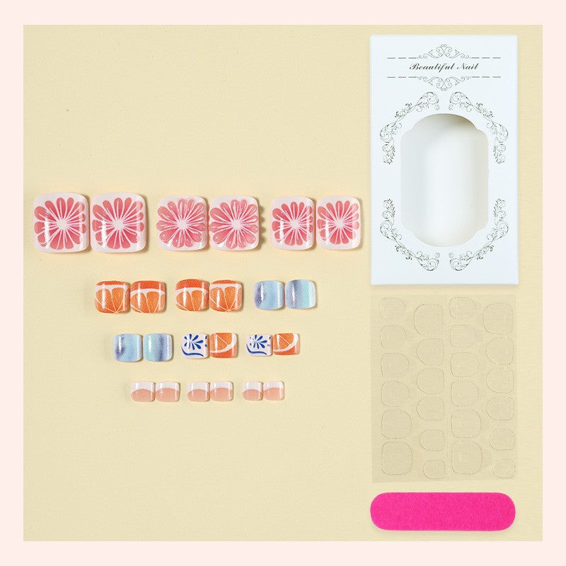 Kreatives Nagelset mit Blumen- und Fruchtverzierungen Brehn