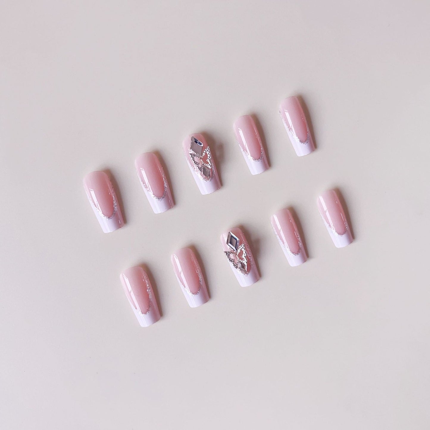 Kunstnagelset mit eleganten Strass- und modernen Spitzenverzierungen Brehn