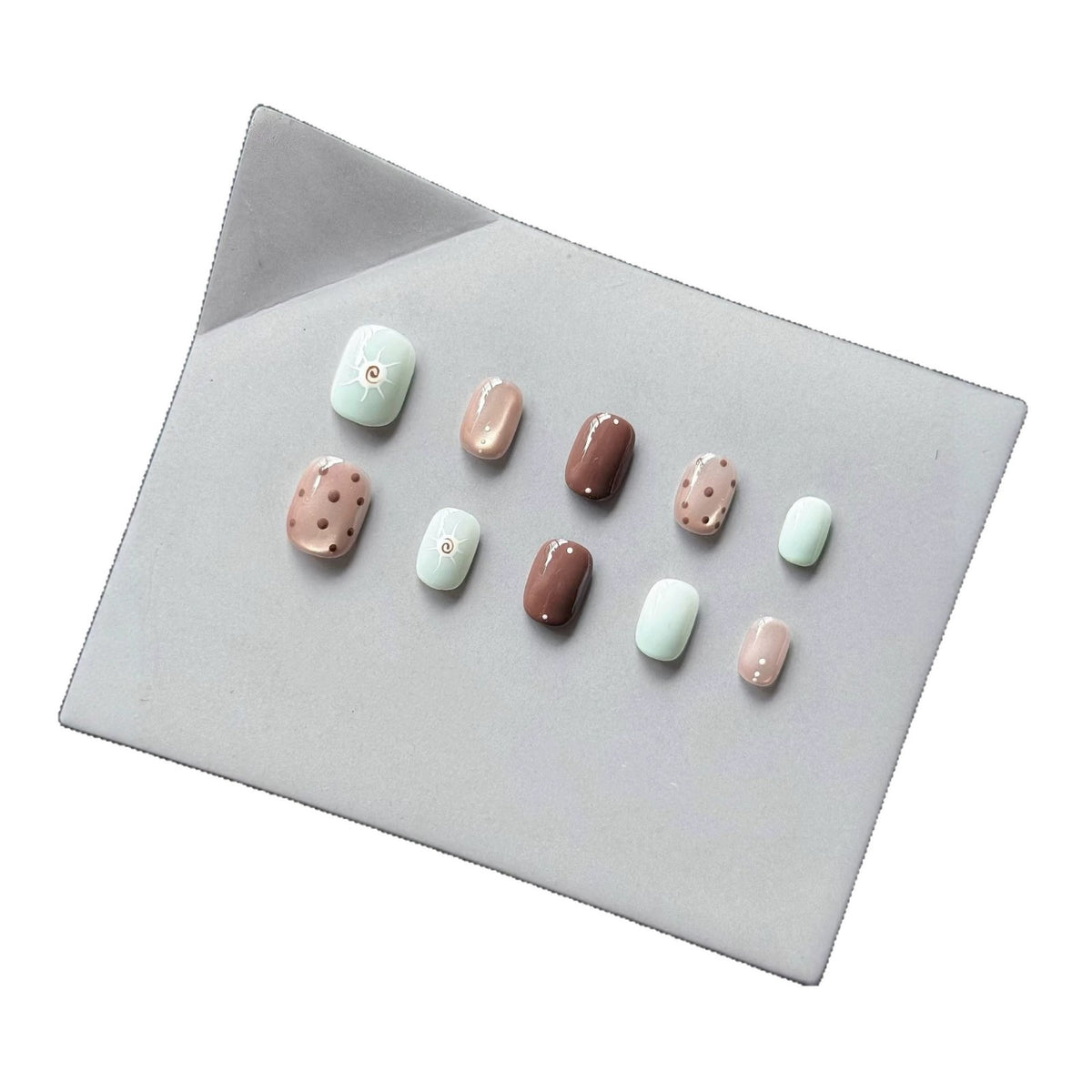 Dekorativer Press-On Nagelset mit einzigartigen künstlerischen Designs